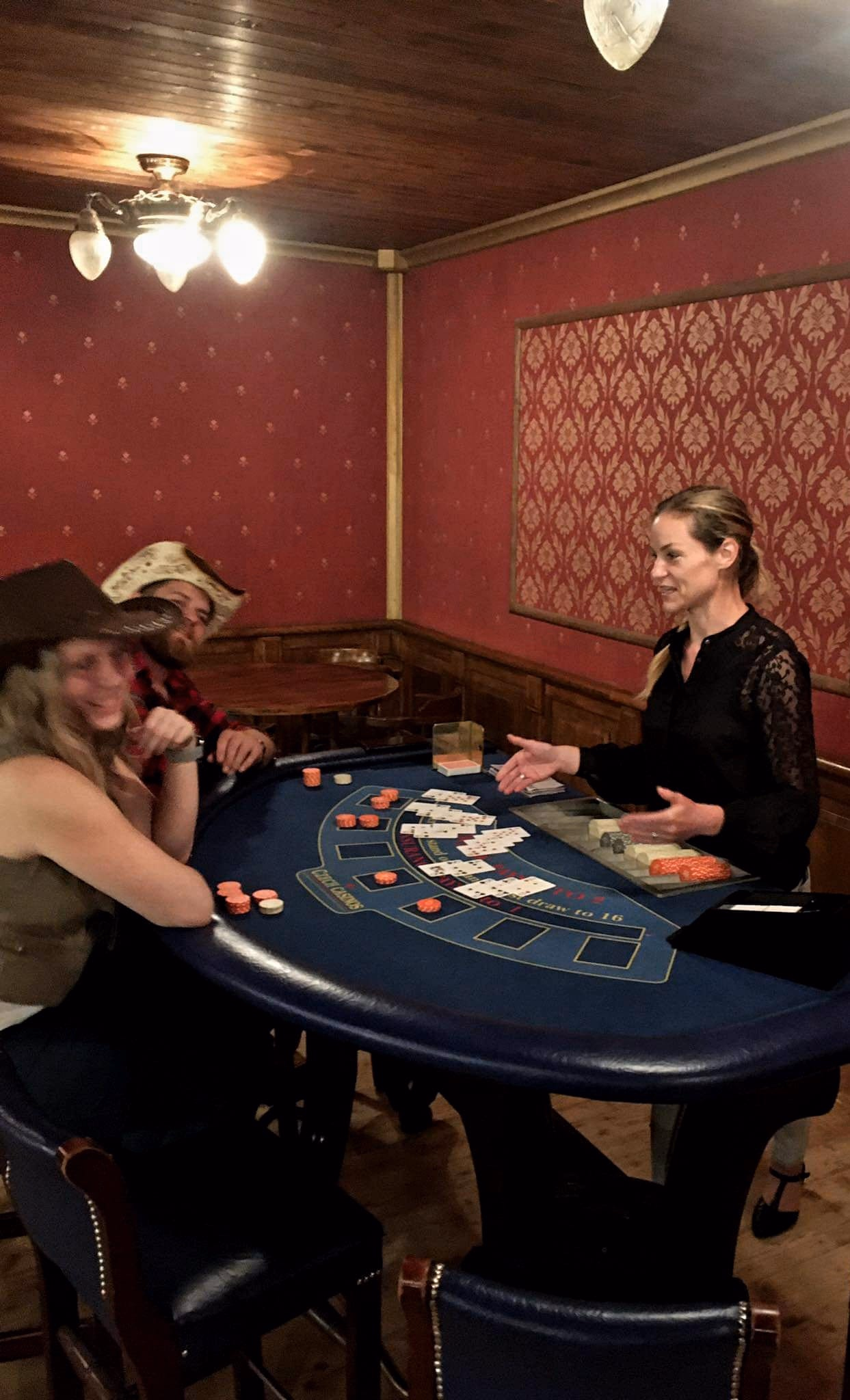 Krupiérka mobilního casina vede hru Black Jack na soukromé akci